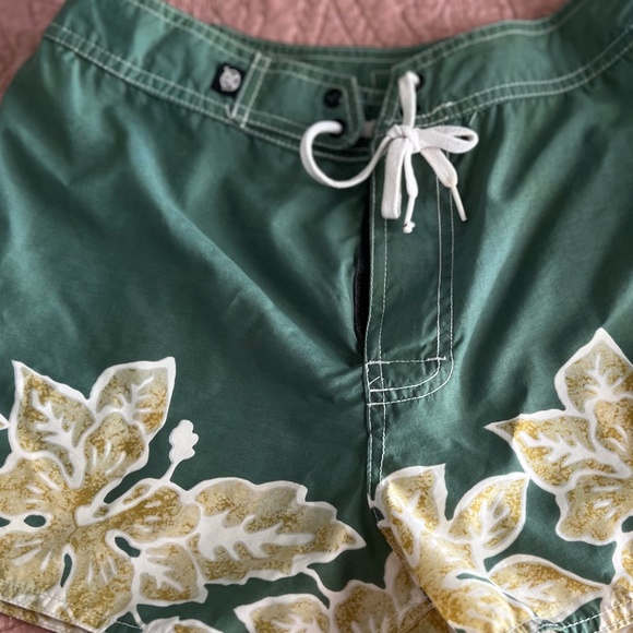 Vintage Hawaiian Style Board Shorts - Picture 4 of 4